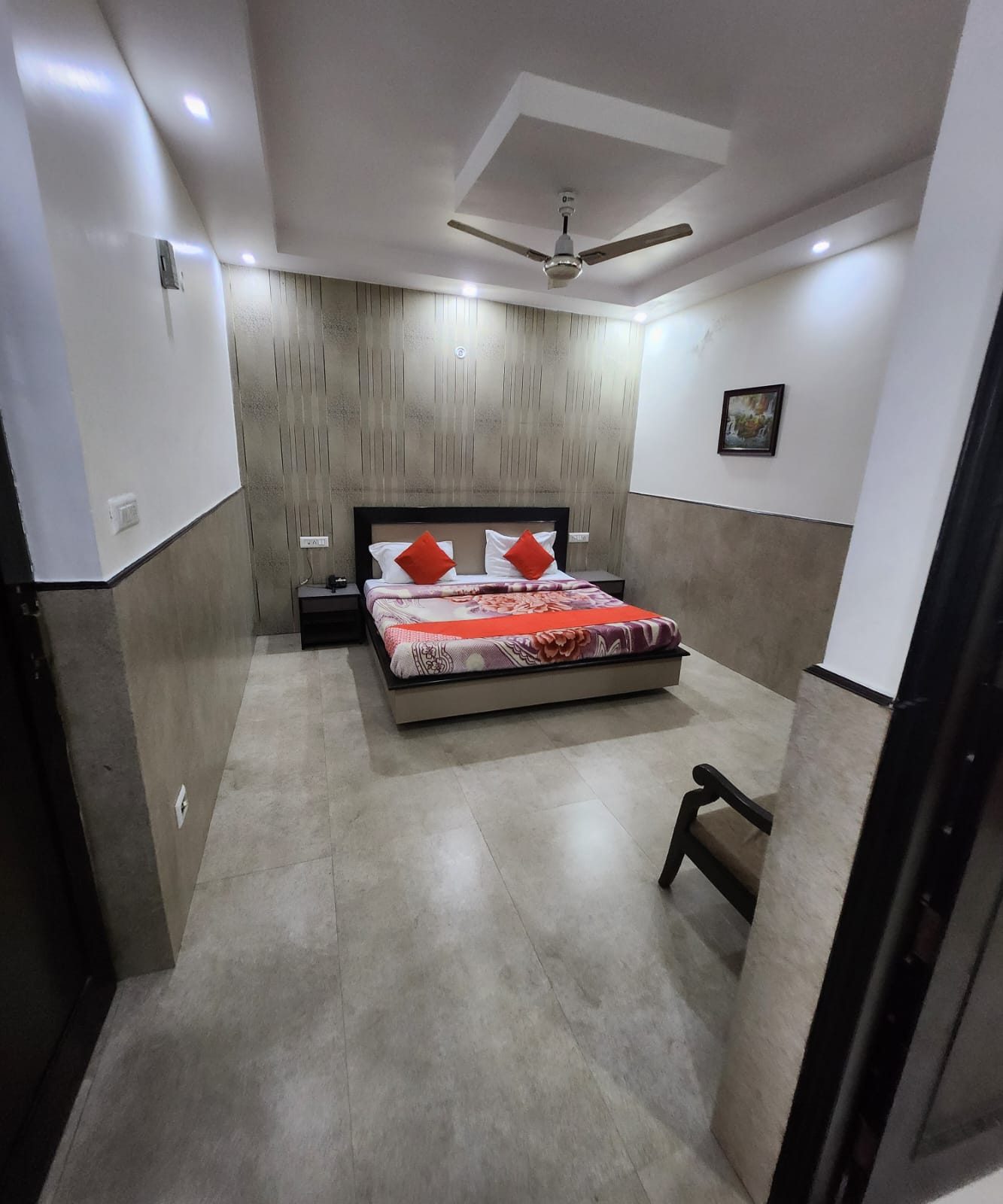 A Deluxe Room at Hotel Uttam Heritage with a textured feature wall